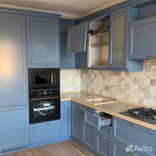 Бюджетный вариант гарнитура. В подарок техника