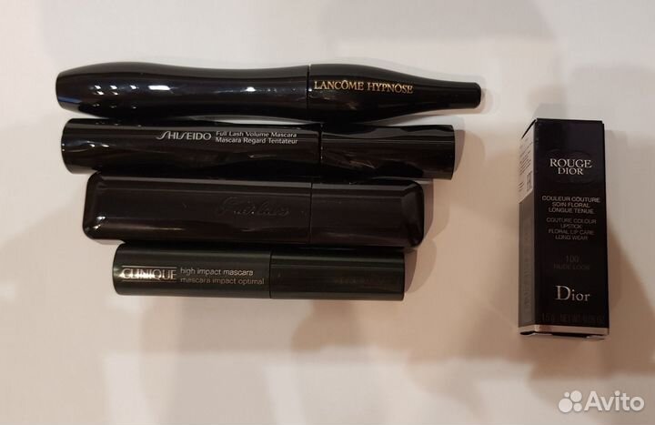 Остатки косметики и пустые баночки