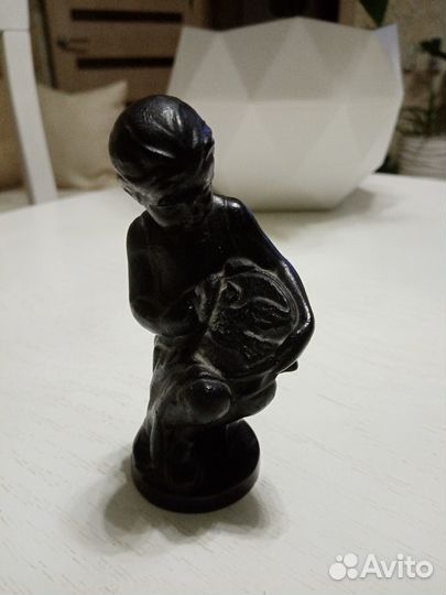 Каслинское литье СССР девочка- вышивальщица