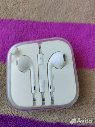 Проводные наушники на iPhone, разъём круглый