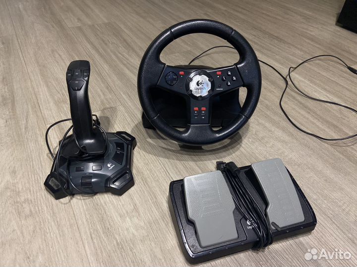 Игровой руль с педалями и джостиком