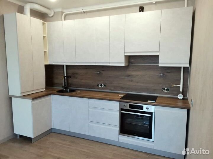 Кухня белая с корпусом и столешницей под дерево