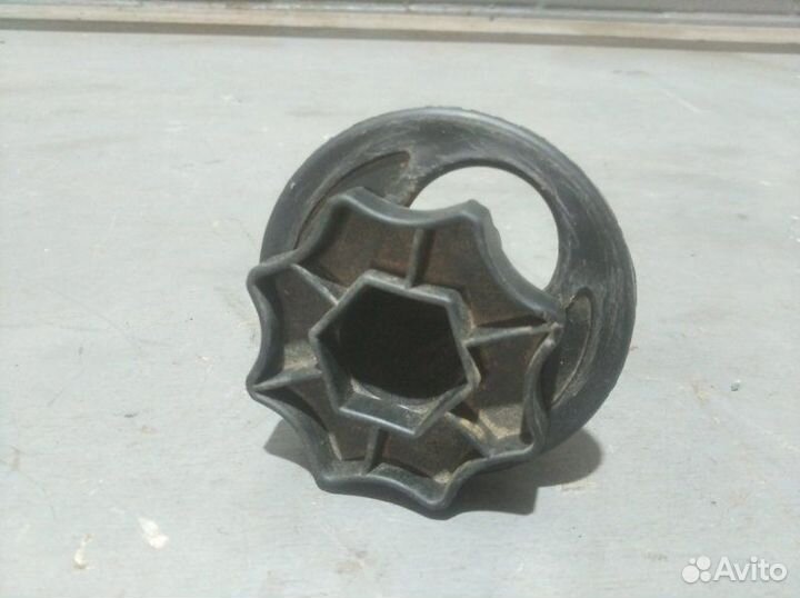 Болт крепления запасного колеса Nissan Almera