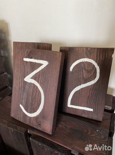 Золотые бутылки номера столов