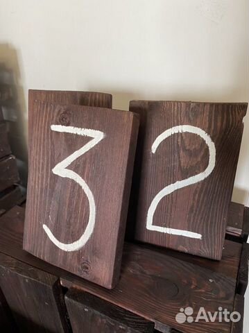 Золотые бутылки номера столов