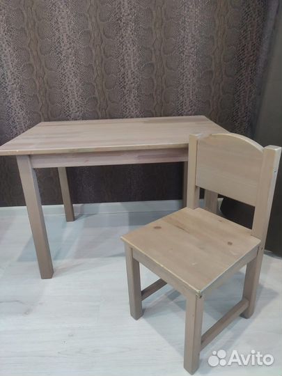 Стол и стулья