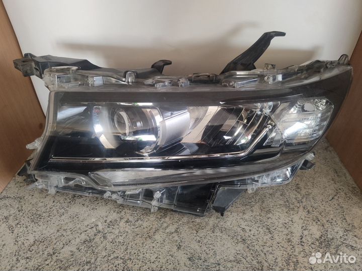 Фара левая Toyota Land Cruiser Prado 8118560N20