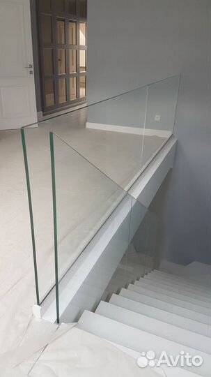 Стеклянные ограждения лестничного марша