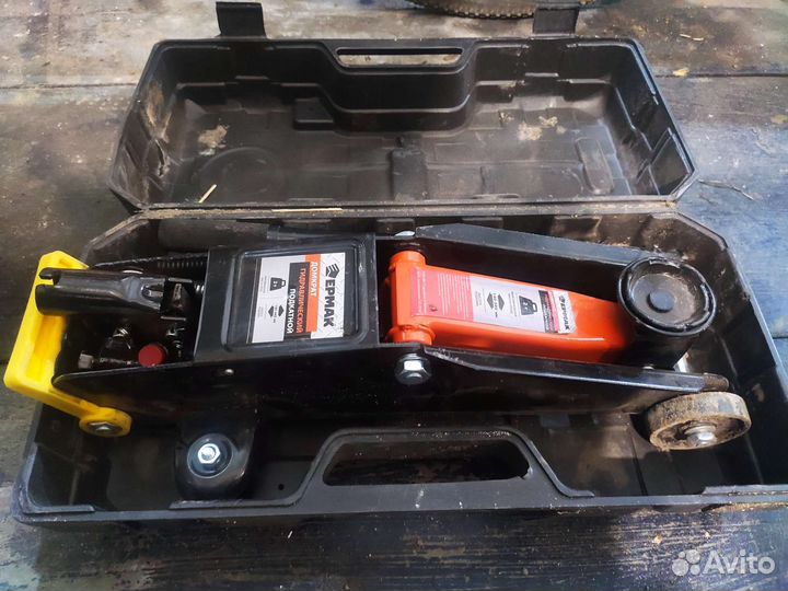 Домкрат подкатной 2 т 