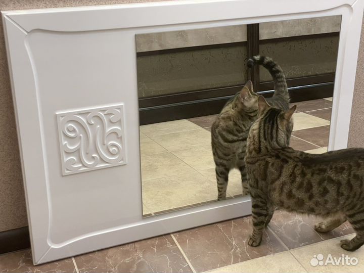 Зеркало и навесной шкаф для ванной комнаты