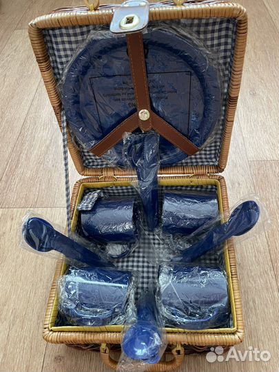 Набор посуды для пикника в плетенном чемодане