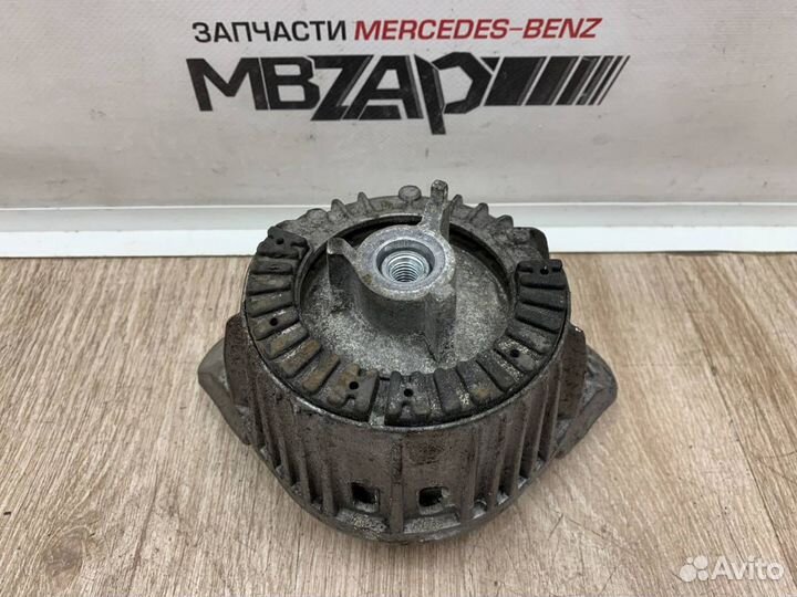 Подушка двигателя Mercedes W204