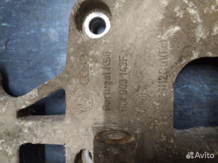 Кронштейн генератора Volkswagen Golf V