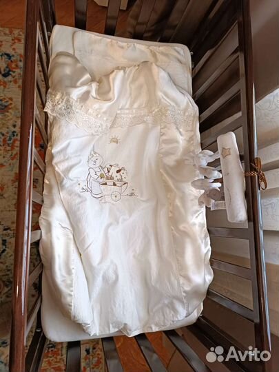 Детская кроватка с маятником