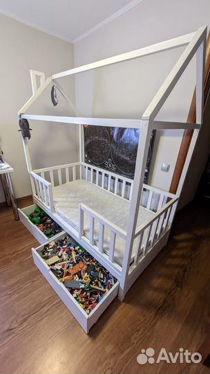 Детская кровать с домиком