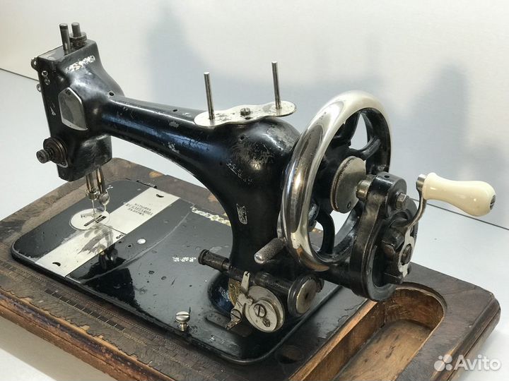 Дореволюционная швейная машинка с гравировкой