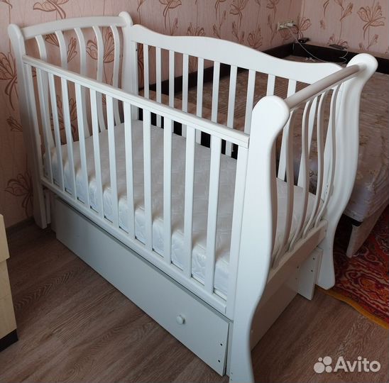 Детская кроватка с маятником