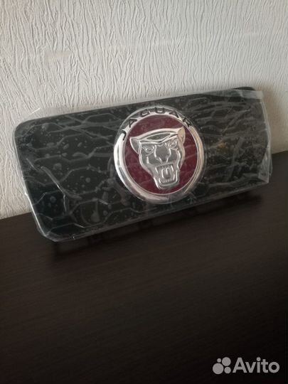 Эмблема решетки радиатора Jaguar