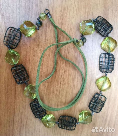 Бусы из замши, металла и пластика