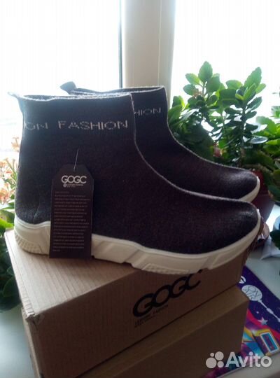 Кроссовки женские 38