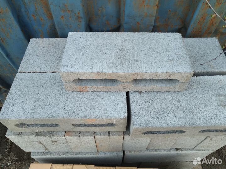 Полублок строительный