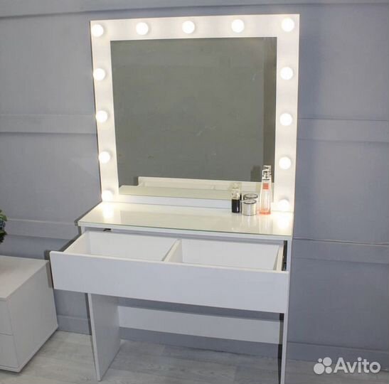 Гримерный столик визажиста