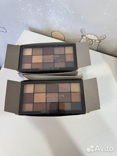 Новая, Палитра теней Revolution из Англии