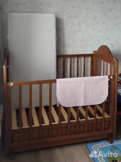 Кроватка для новорожденных с маятником и ящиком