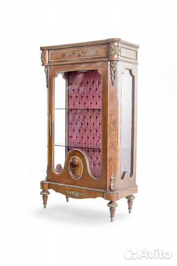 Витрина с элементами ампира