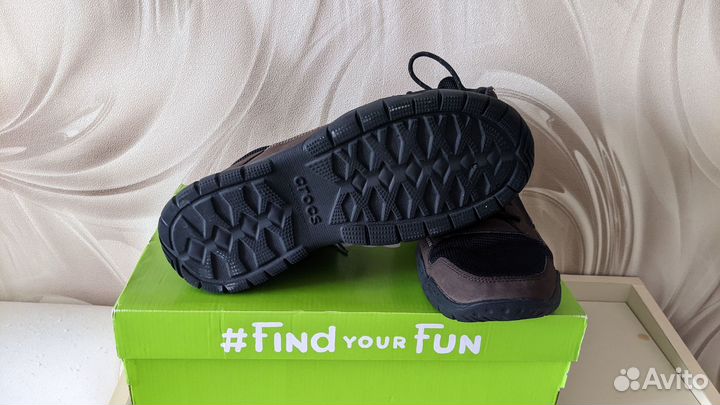 Продам новые кроссовки Crocs