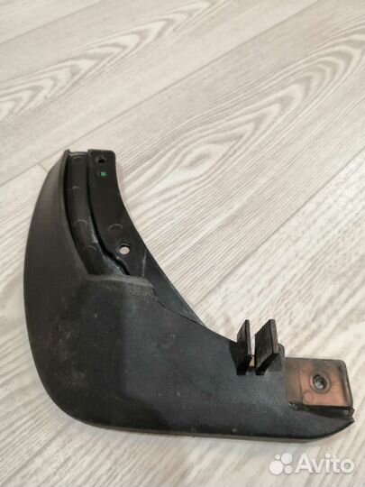 Брызговик Шкода Карок передний левый