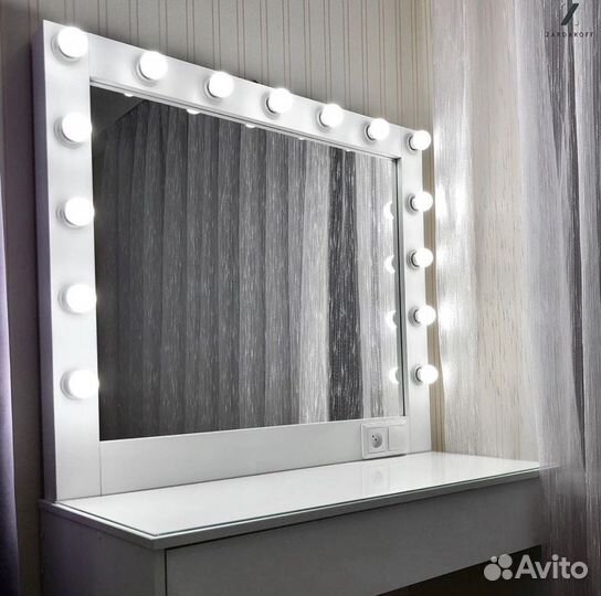 Гримерное зеркало со столом