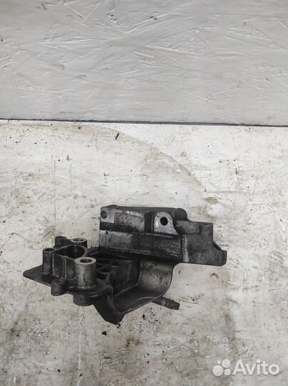 Кронштейн двигателя правый Ford Focus 2