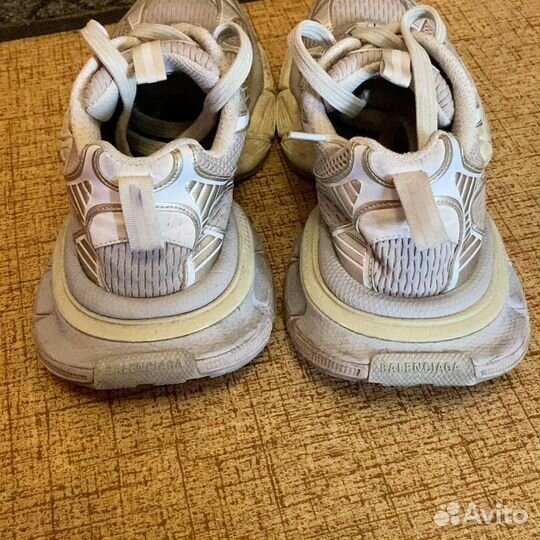 Balenciaga 3 xl eggshell