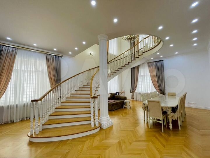 Дом 330 м² на участке 4,5 сот.