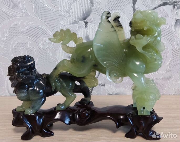 Статуэтка из нефрита Семья крылатых львов