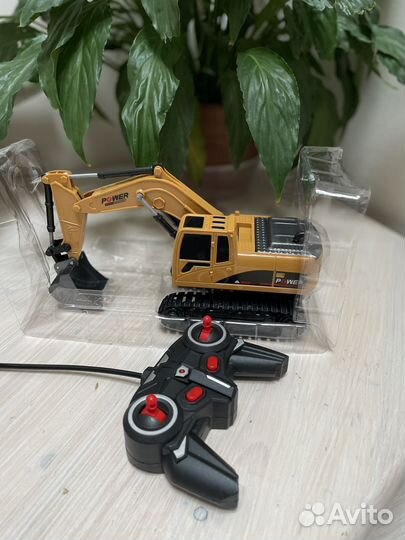 Экскаватор игрушка на пульте управления