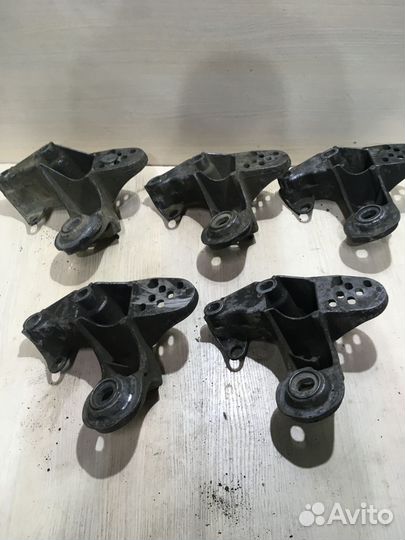 Кронштейн опоры двигателя Пассат Б5 4B0199351