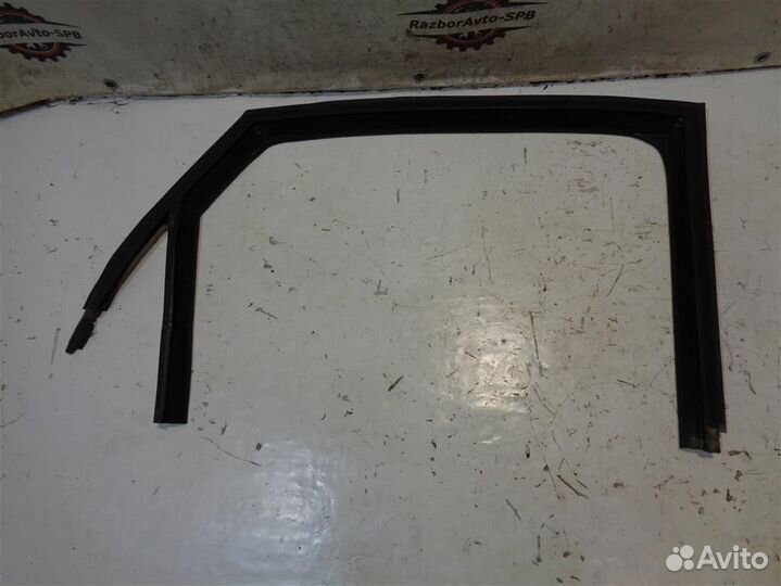 Уплотнитель стекла VW Polo Sedan