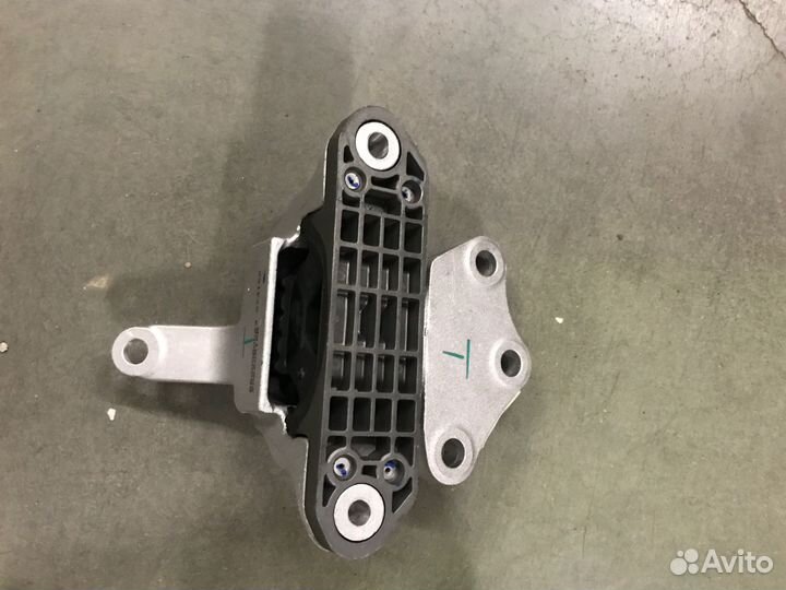 Опора двигателя левая SX11 1077062500