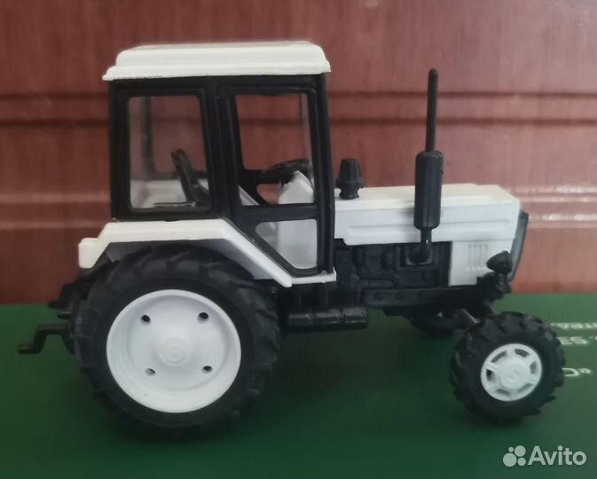 Модель трактора 1:43