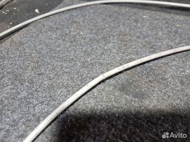 Тросик багажника Mitsubishi lancer 9