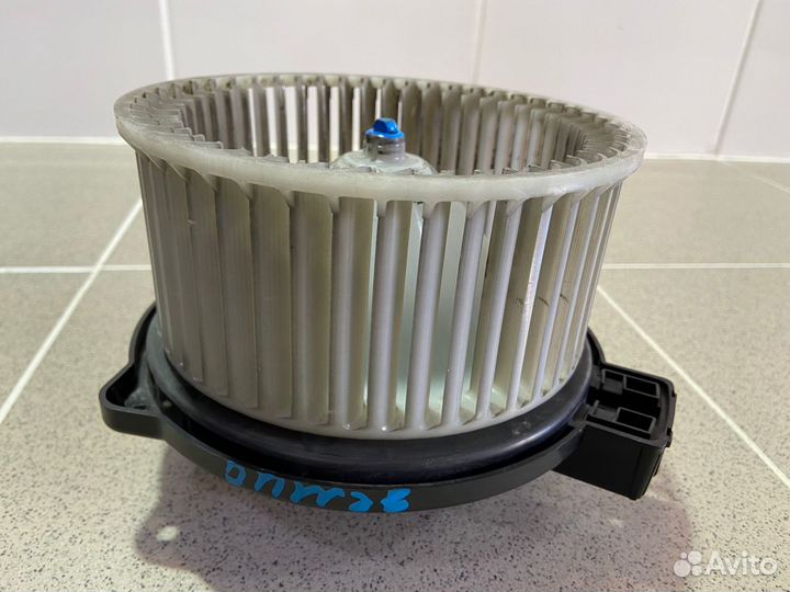 Моторчик печки Mazda Demio 2005 г