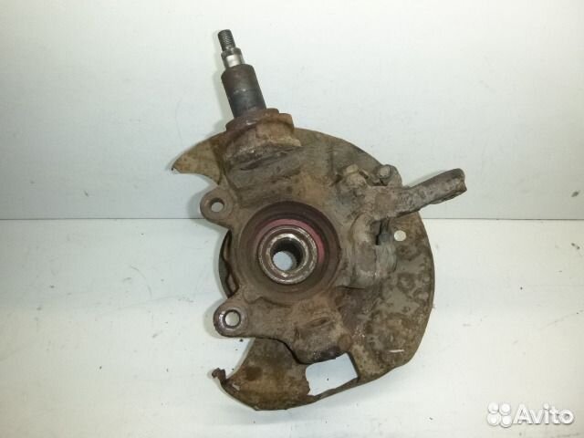 Левый поворотный кулак Nissan Primera P10