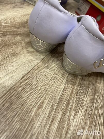 Туфли для девочки белые новые 32