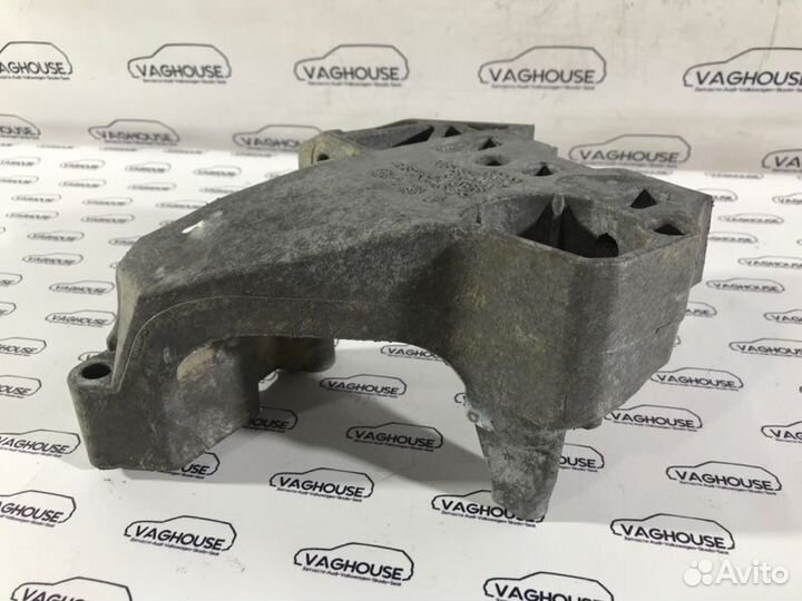 Кронштейн двигателя правый Volkswagen Passat B6 3С