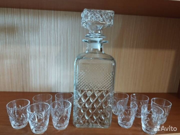 Штоф и рюмки хрустальные
