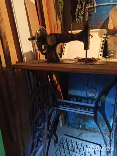 Антикварная швейная машинка ножная
