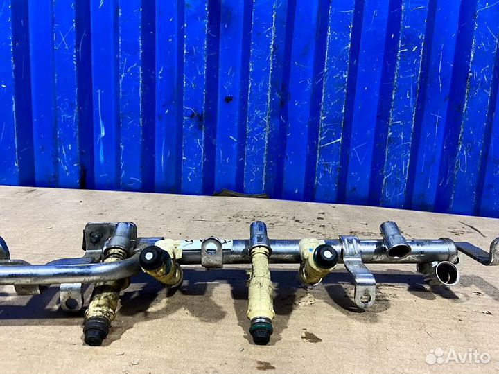 Топливная рампа Mazda Tribute 1 3.0 AJ 2001