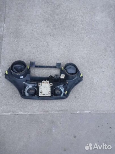 Toyota Yaris 2 дефлектор обдува салона Центральный